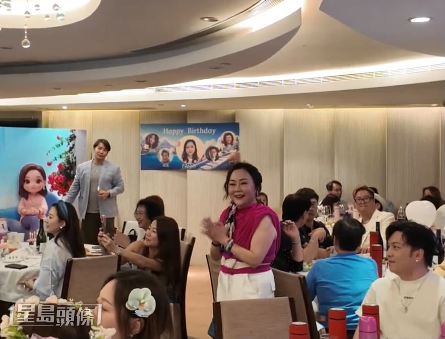 壽星女睇得開心。