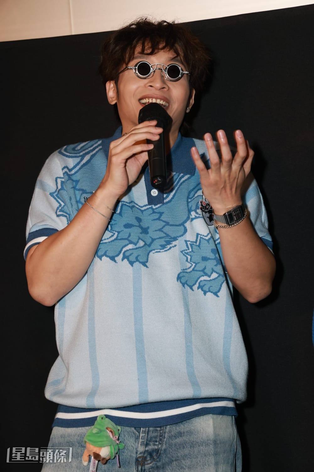 導演吳煒倫表示會屈黃子華請楊偲泳食飯𠱁她開心，卻沒有預他份？阿Dee說：「愈講我愈不開心，食飯也沒有心情，就食他們食剩的吧！」