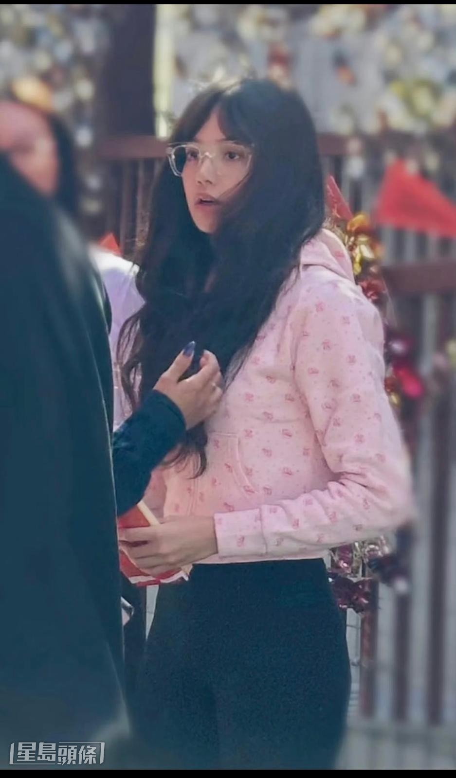 Lisa今日被拍到去車公廟拜神。