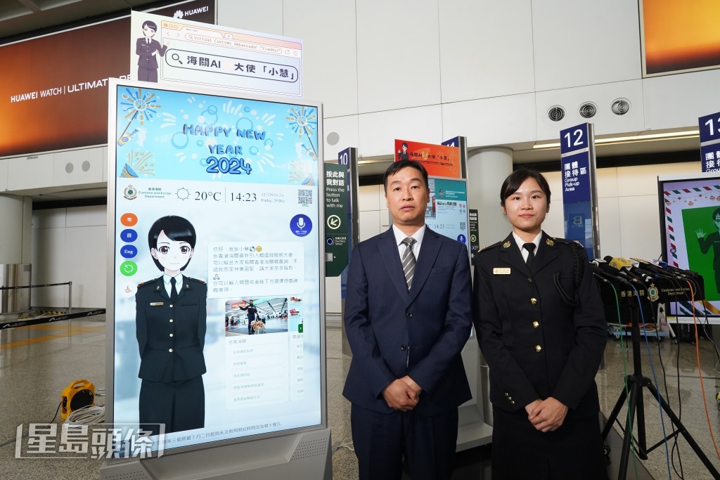 「虛擬服務大使」小慧解答旅客查詢。葉偉豪攝 「虛擬服務大使」小慧解答旅客查詢。葉偉豪攝
