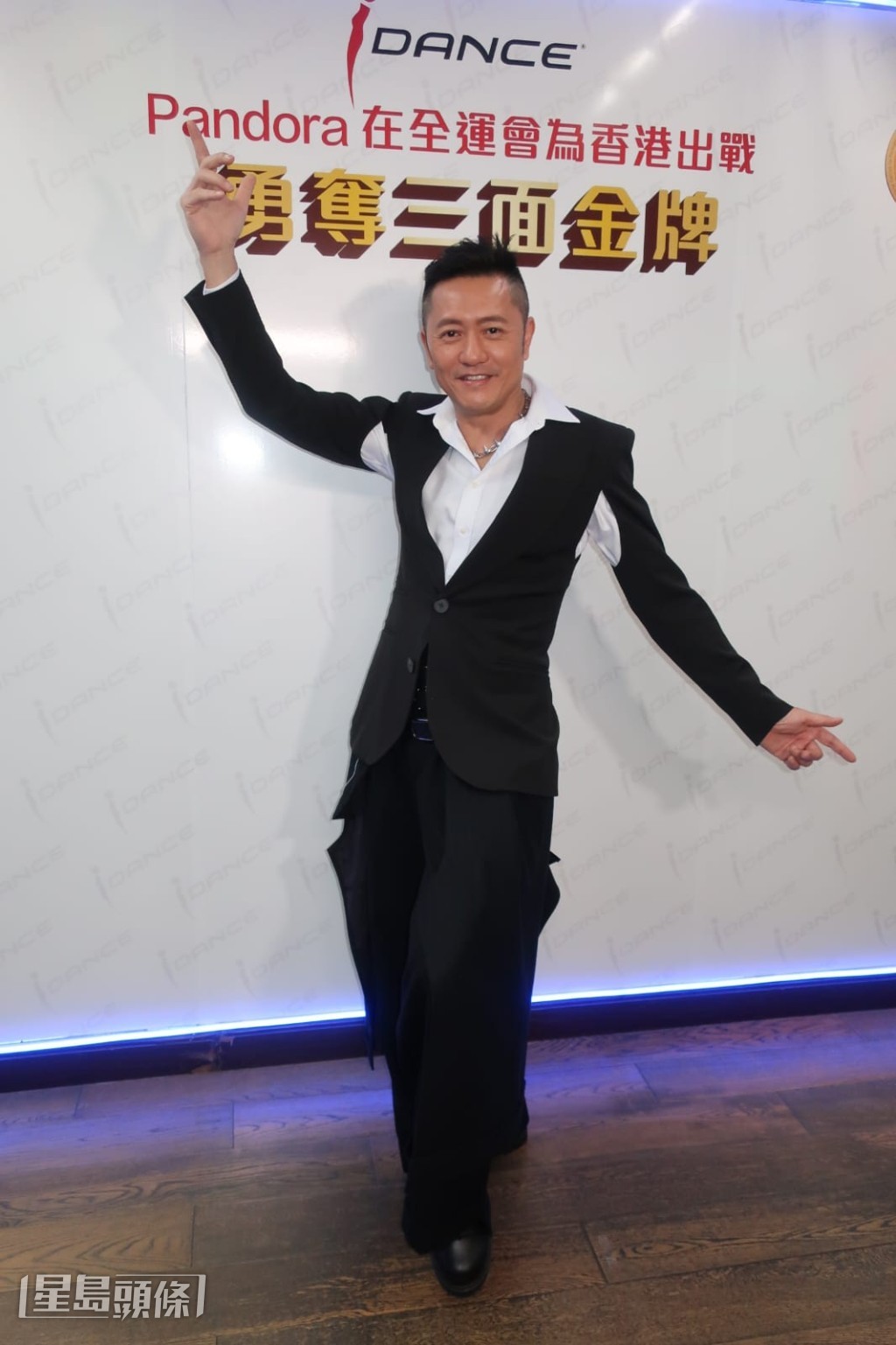 他自己向來不教班，笑稱跳舞都是打返來的。