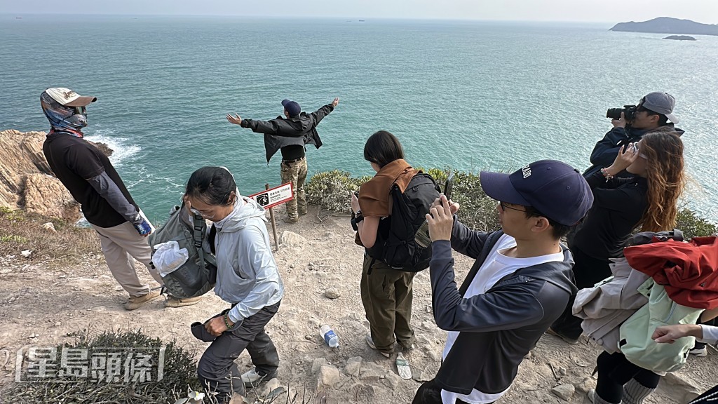有遊人在懸崖擺出高危動作。劉漢權攝 有遊人在懸崖擺出高危動作。劉漢權攝