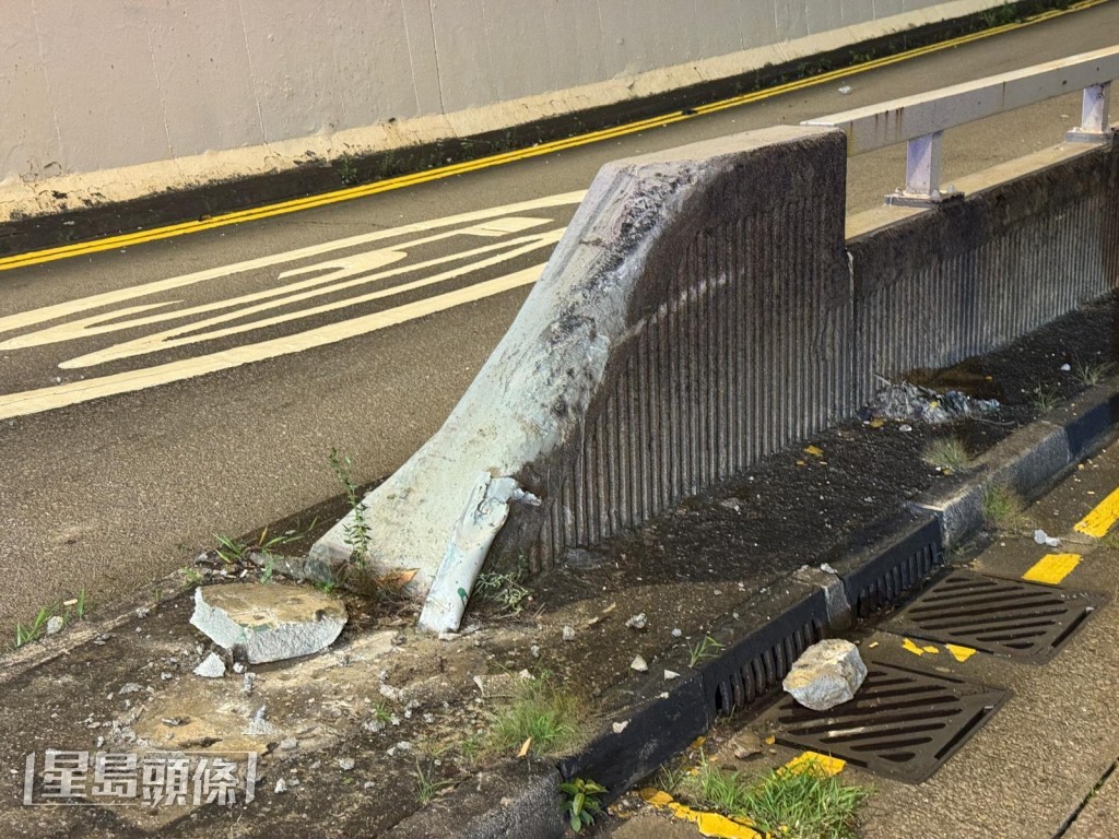 石壆被撞至崩裂。黎志偉攝