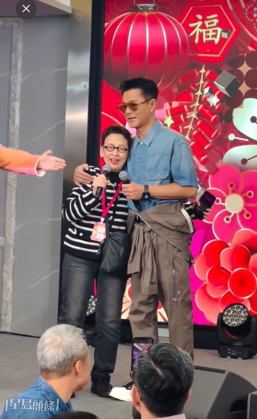 波姐馮素波上台唱了兩句《天命最高》。 波姐馮素波上台唱了兩句《天命最高》。