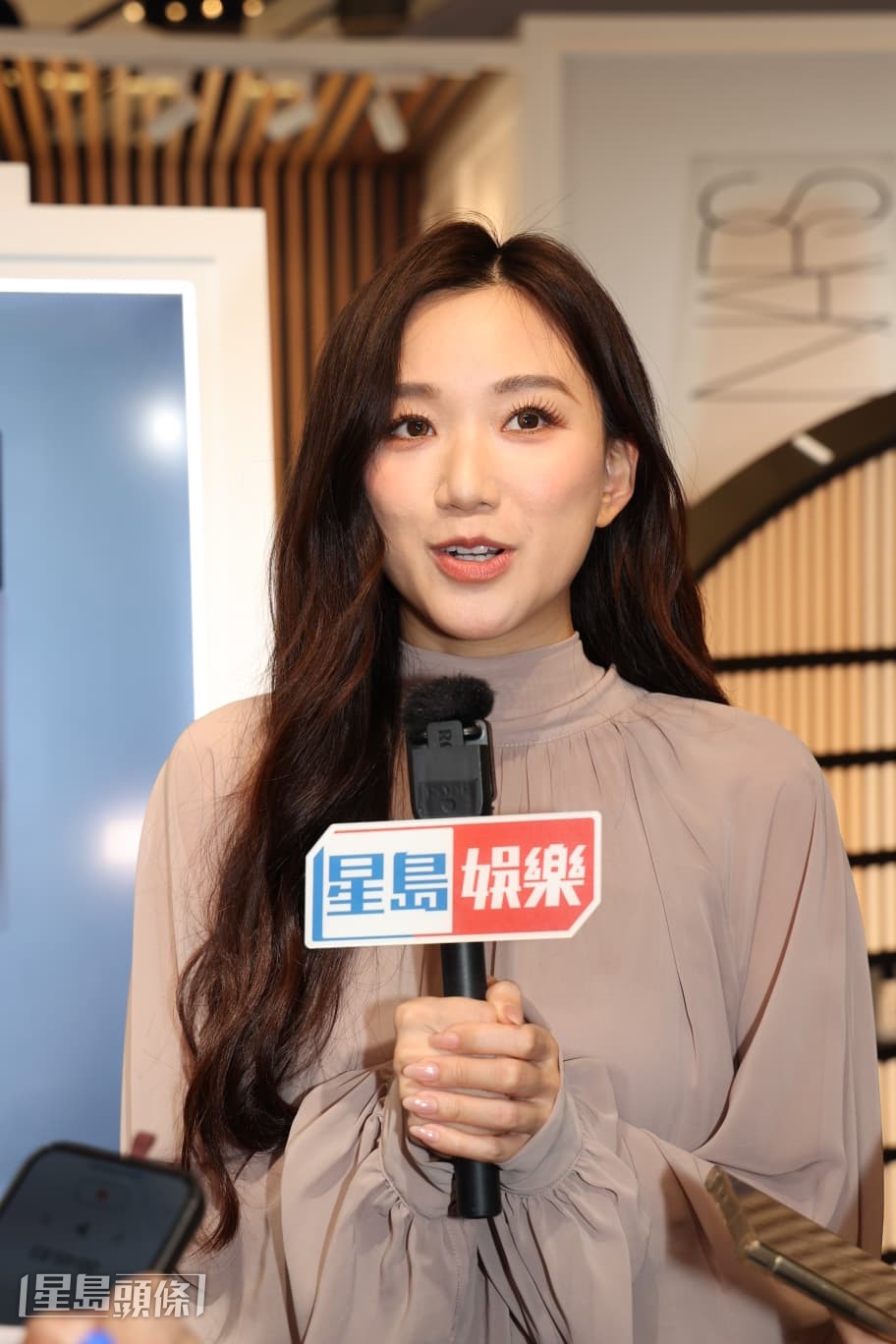 Carina受訪時指今次是首次一個人做訪問，大呼「好驚」。