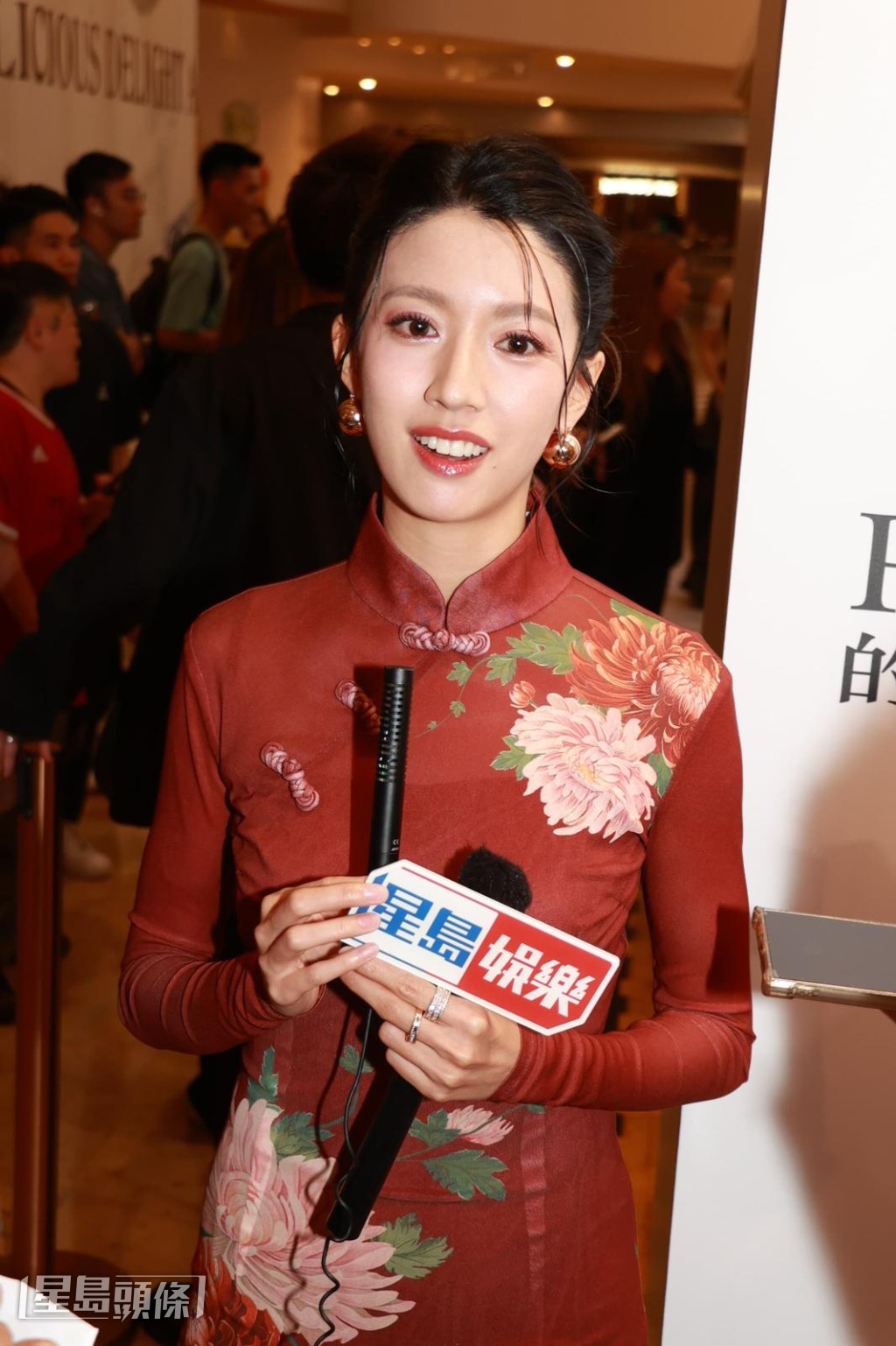 蔡思貝將來也想在影壇發展，最想跟王家衛和張艾嘉合作。