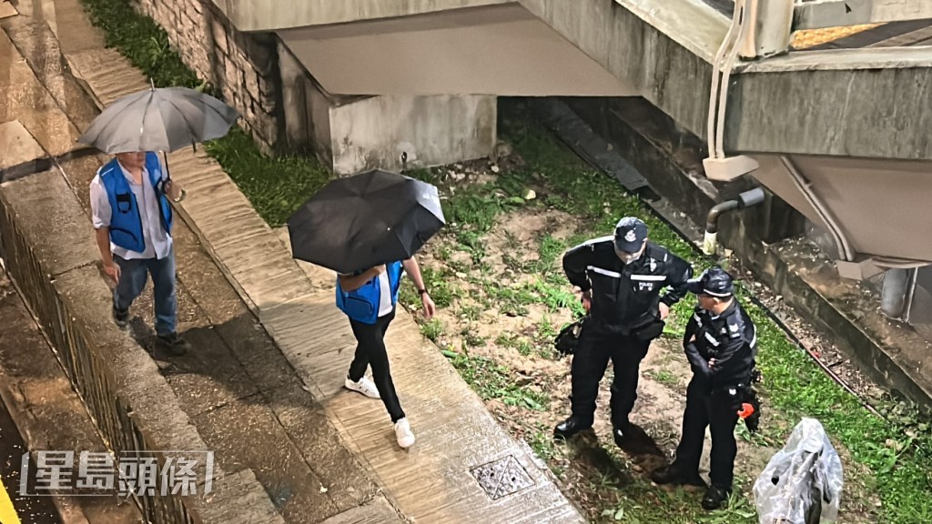 赤柱监狱外早有记者守候，传媒联络队人员亦于差不同时间到场协调，现场有军装警员协助维持秩序。黎志伟摄