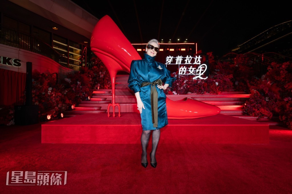 梅麗史翠普則以一身Saint Laurent 藍色風衣搭配墨鏡壓軸亮相。