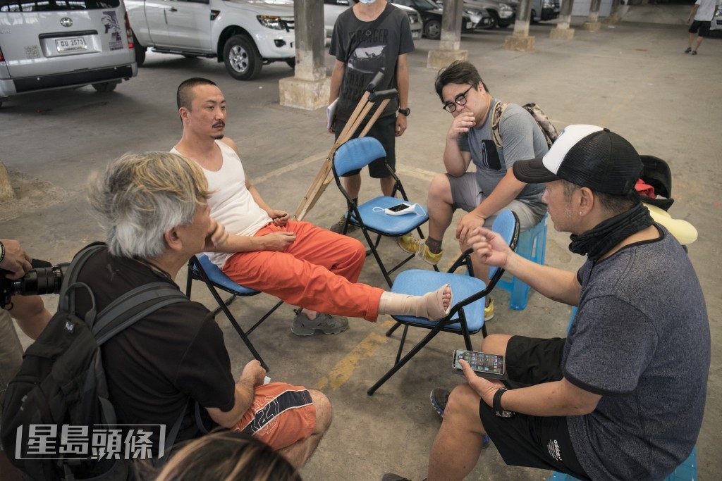 鄭中基右腳踭骨裂。 鄭中基右腳踭骨裂。
