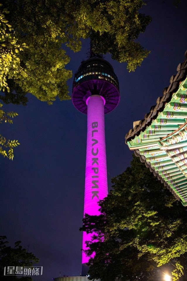 南山首爾塔亦打上粉紅燈光和BLACKPINK隊名,為演唱會造勢。 南山首爾塔亦打上粉紅燈光和BLACKPINK隊名,為演唱會造勢。