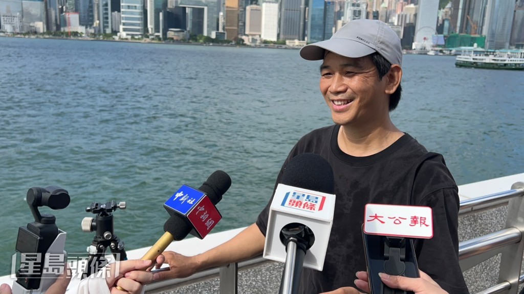 內地人甘先生指自己是「軍事迷」,故親身感受軍艦來港。 內地人甘先生指自己是「軍事迷」,故親身感受軍艦來港。