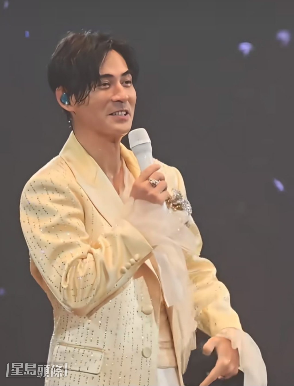 仔仔叫全場唱生日歌為阿信賀生。