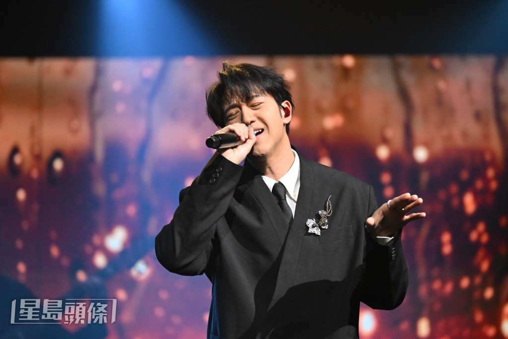 馮允謙參予《心動迴響》音樂會演出時，戴上Wondorous Diamond Woodrose胸針。