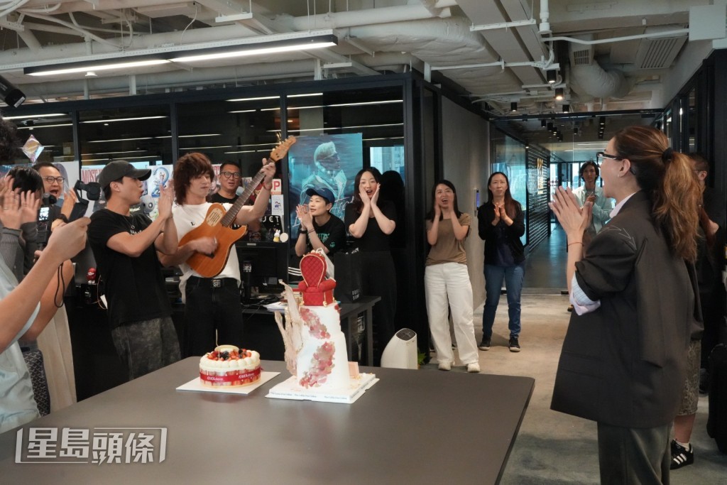 Mike拿着結他、與Dark合體自彈自唱生日歌。 Mike拿着結他、與Dark合體自彈自唱生日歌。
