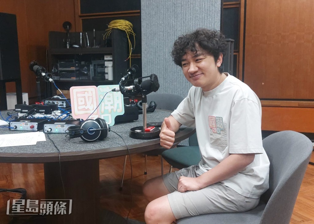 他又笑言以後有什麼事妹妹可以煩妹夫。 他又笑言以後有什麼事妹妹可以煩妹夫。