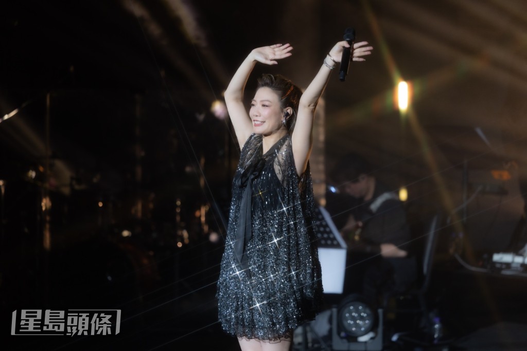 龍婷在完成第一部分的歌曲後表示：「第一晚未夠放鬆，第二晚揮灑自如，第三晚非常唔捨得，有好多感觸嘅說話要講。」