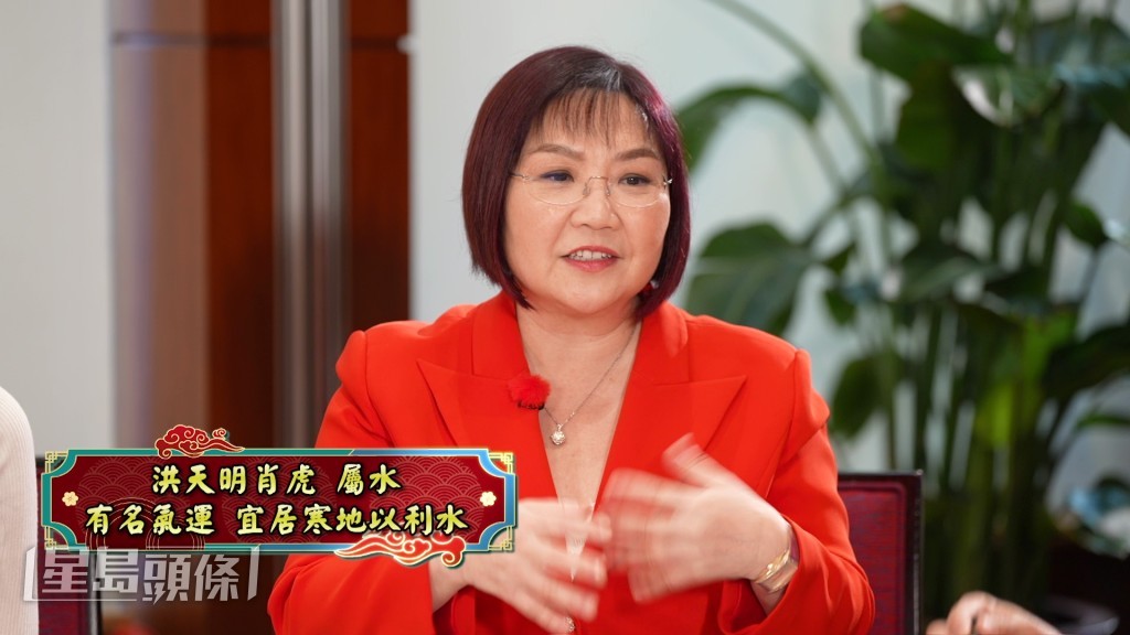 麥玲玲師傅即場為天明批算運程。