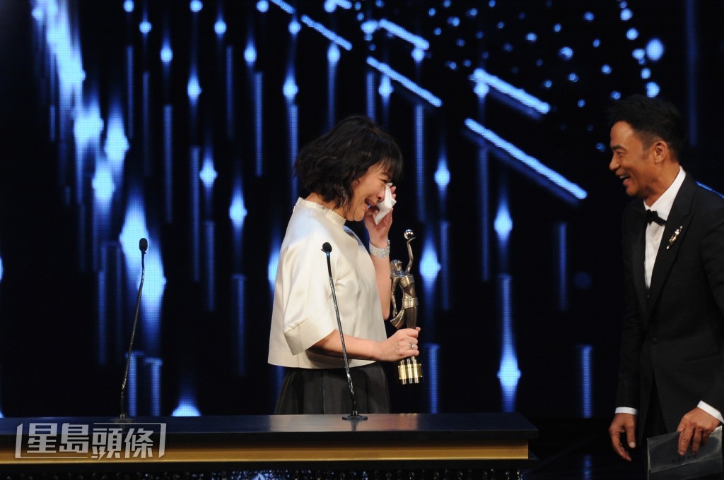 金燕玲（右）2015年憑《踏血尋梅》榮獲《第35屆香港電影金像獎》「最佳女配角」。  ​