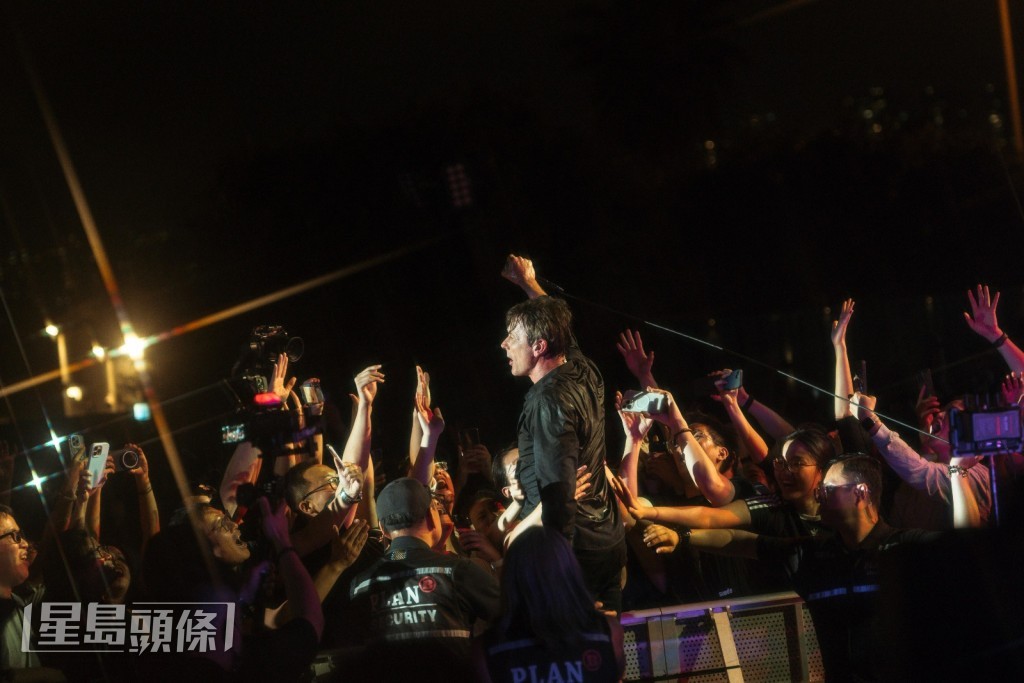 Brett走到台下跟观众互动。