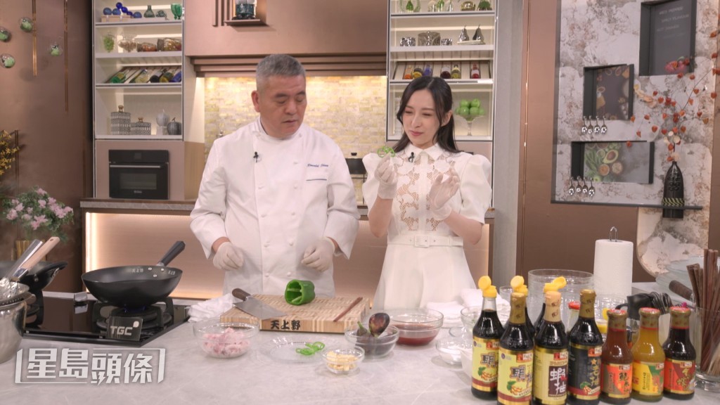 「神級名廚」邵德龍，教煮「刁鑽菠蘿咕嚕肉」。