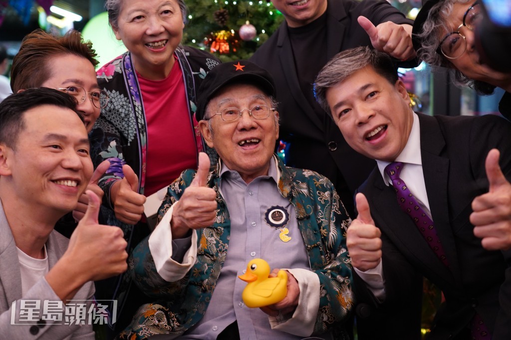 今天適逢「小黃鴨之父」林亮(中)100歲生日。葉偉豪攝 今天適逢「小黃鴨之父」林亮(中)100歲生日。葉偉豪攝