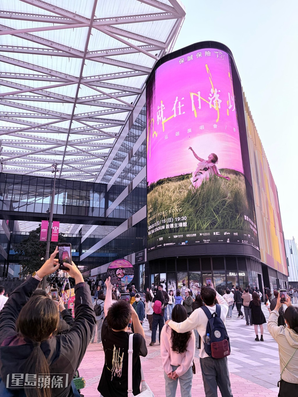 不少粉絲在商場外打卡。