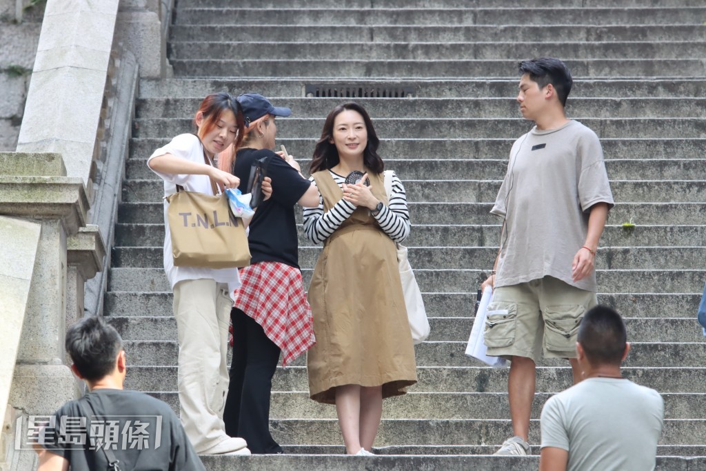 每次cut機周家怡都拎住風扇狂吹。