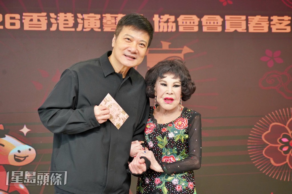 錢嘉樂派利是給黃夏蕙。