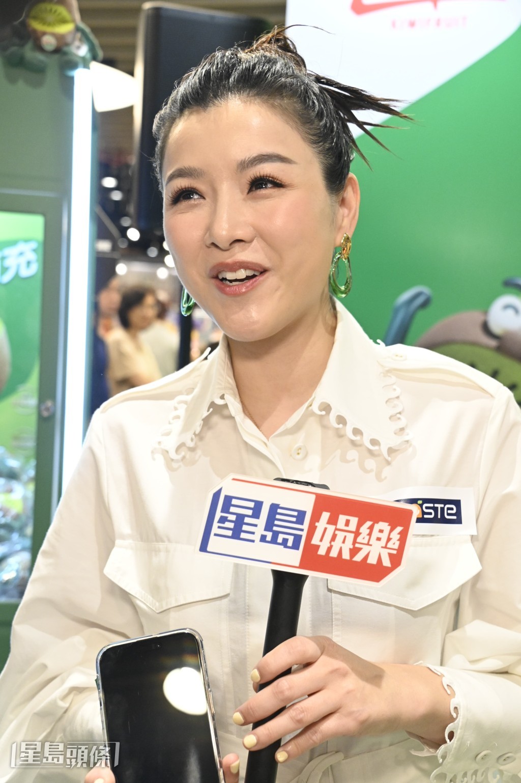 她說:「三個小朋友都會各自送一束花畀我,佢哋係會用自己利是錢。」 她說:「三個小朋友都會各自送一束花畀我,佢哋係會用自己利是錢。」