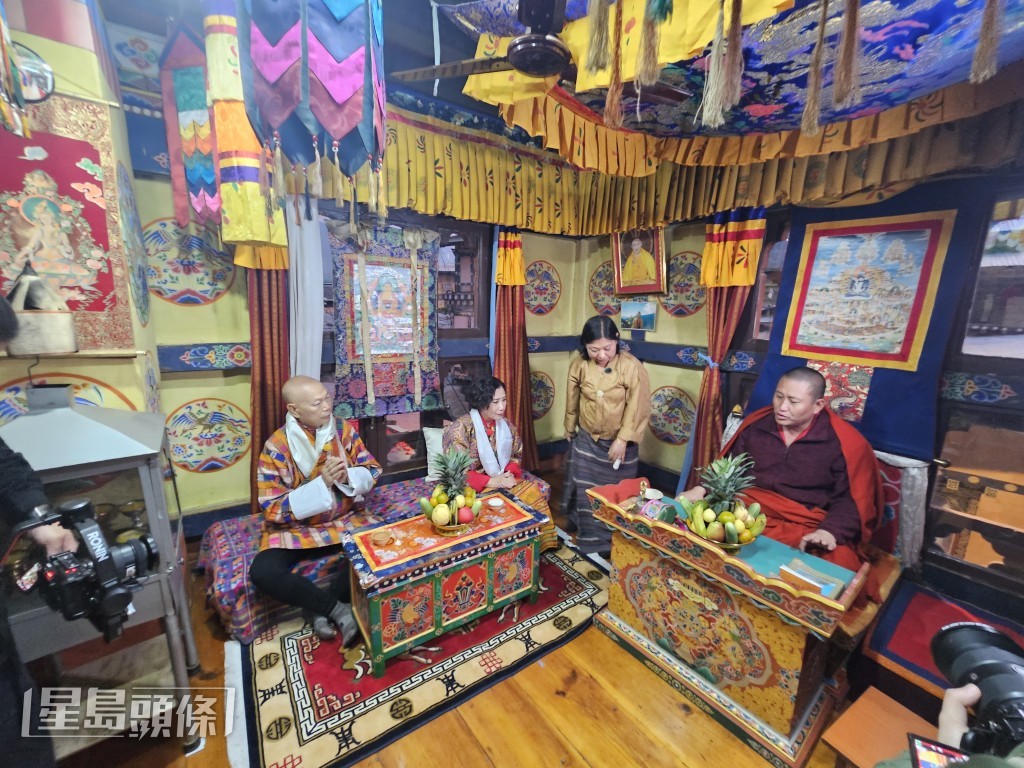 不丹方面請了大師在佛堂唸經灑聖水和加持,做足程序。 不丹方面請了大師在佛堂唸經灑聖水和加持,做足程序。