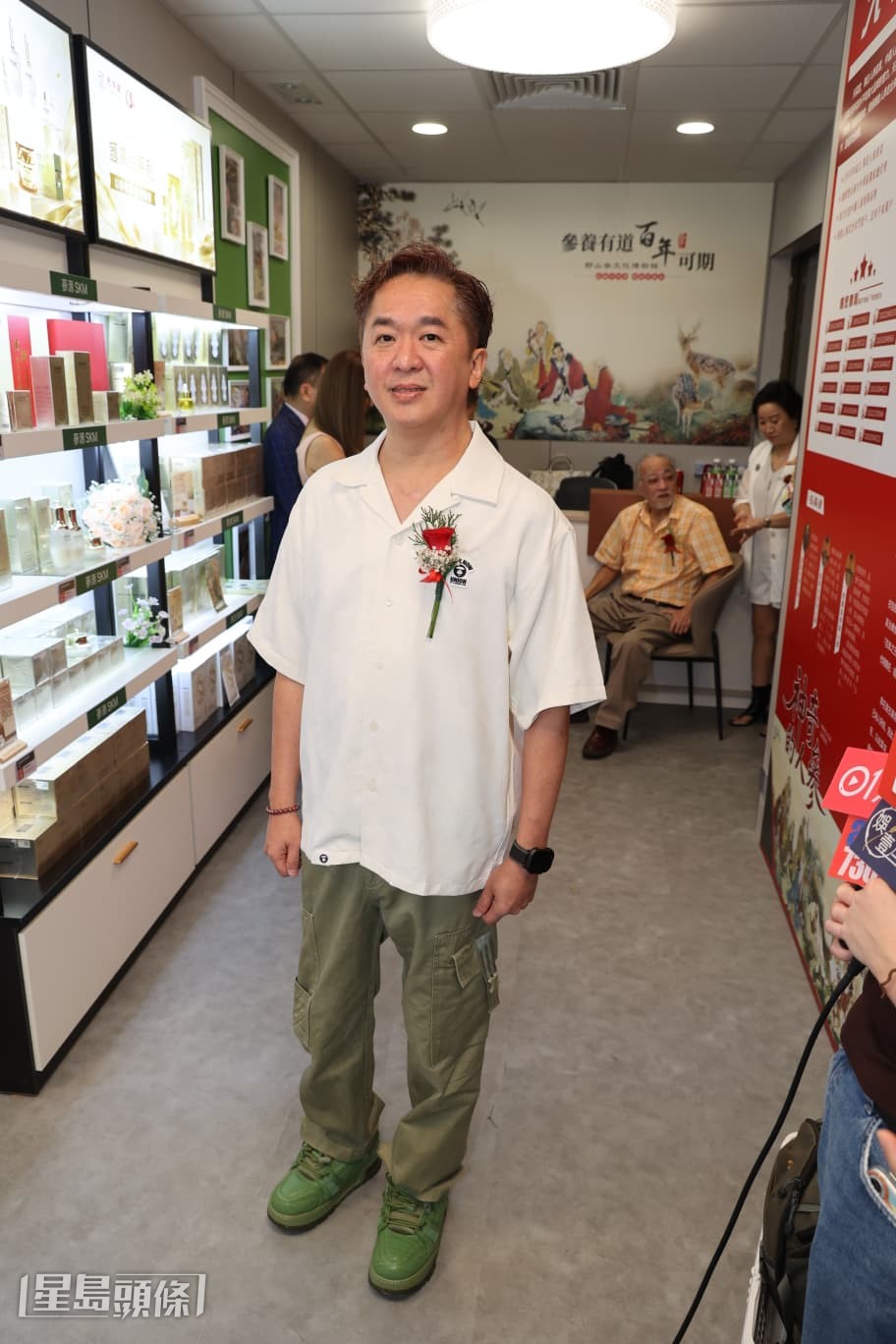 講到梅艷芳哥哥梅啟明指願以5萬元緝兇,他相信尋回骨灰的機會不大。 講到梅艷芳哥哥梅啟明指願以5萬元緝兇,他相信尋回骨灰的機會不大。