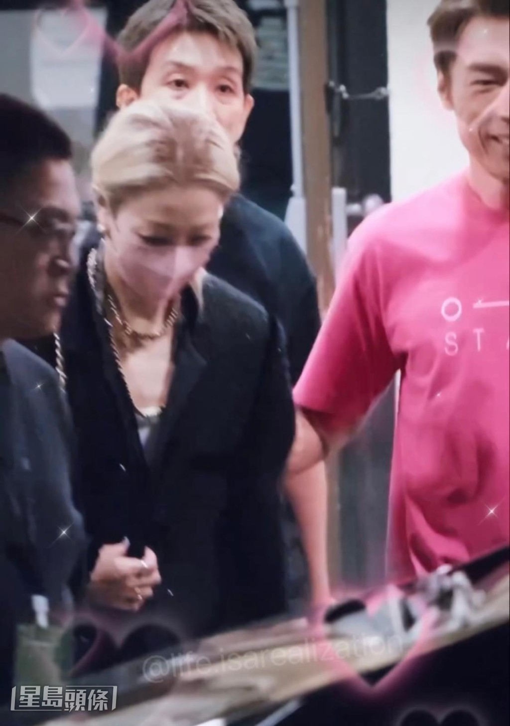 送完太太才回後台做訪問,盡顯愛妻一面。 送完太太才回後台做訪問,盡顯愛妻一面。
