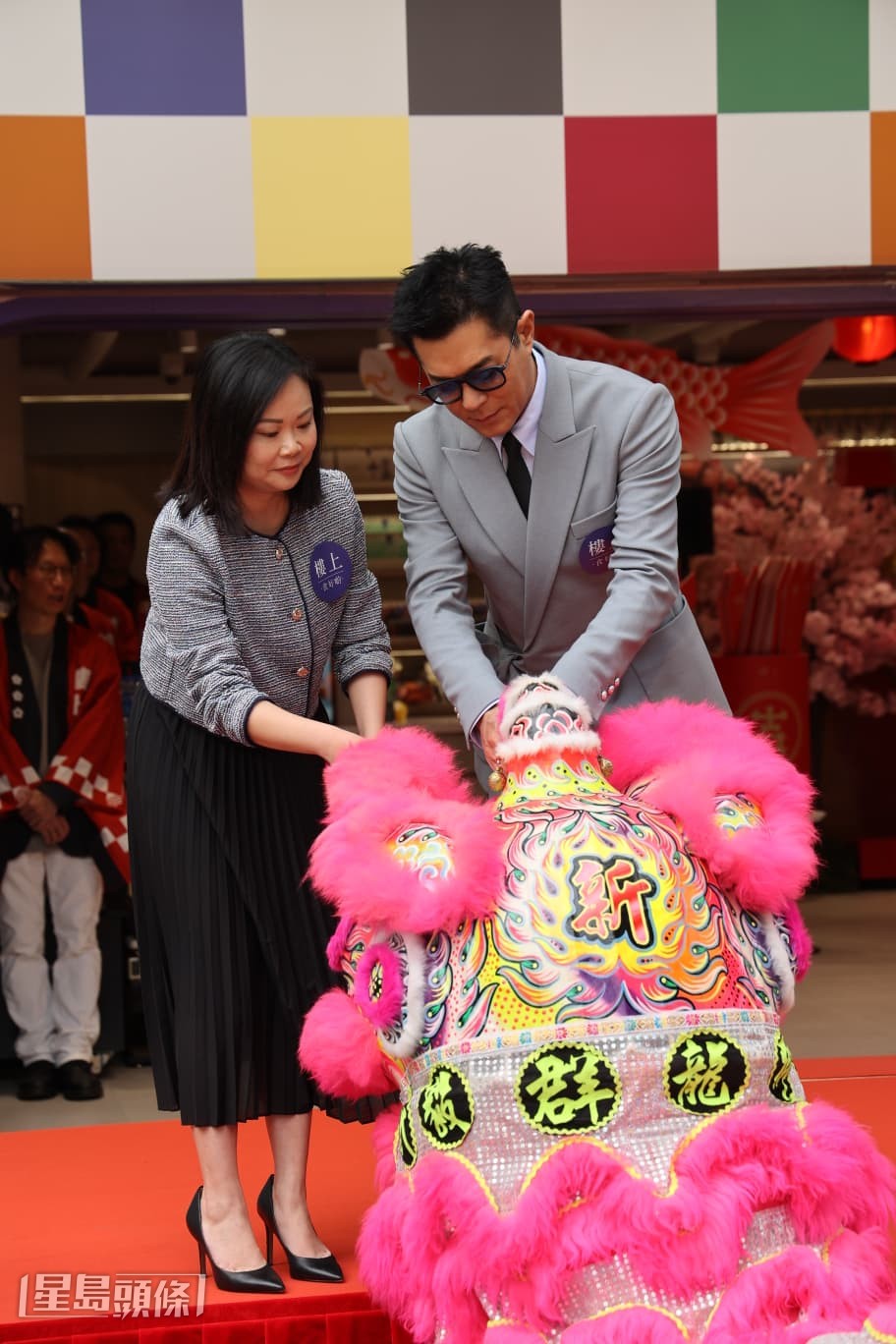 早前古仔出席活動時在台上獻唱《天命最高》,獲不少網民大讚他唱功進步。 早前古仔出席活動時在台上獻唱《天命最高》,獲不少網民大讚他唱功進步。