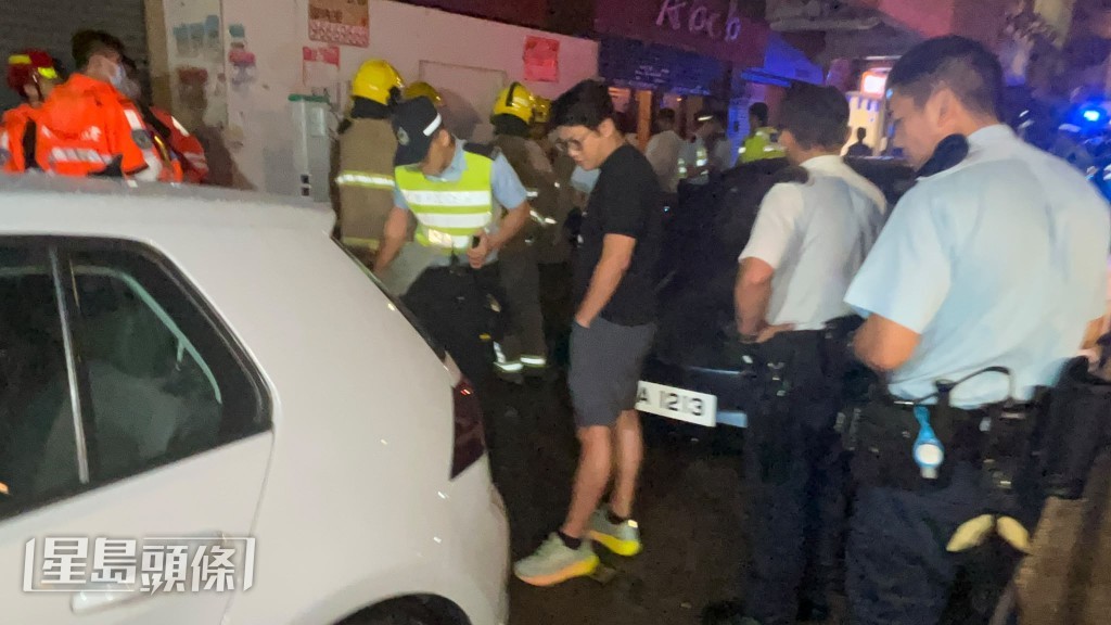 福士車主到場了解。蔡楚輝攝 福士車主到場了解。蔡楚輝攝
