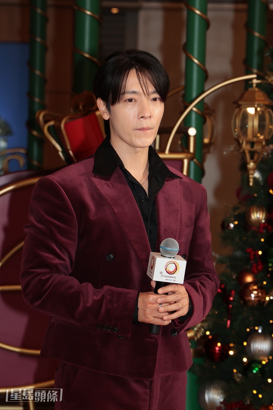 东海则谓因为冬天，所以也喜欢进商场看圣诞树及装饰。