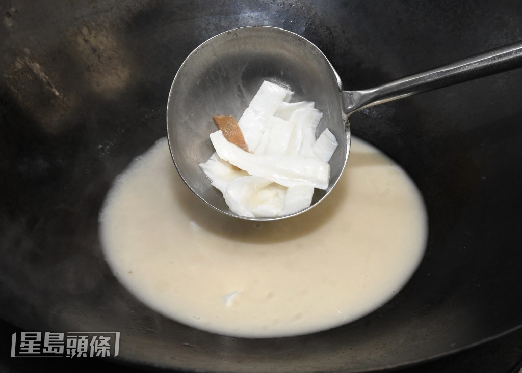 用魚湯、蝴蝶膠煮薑米粥，特別鮮味。