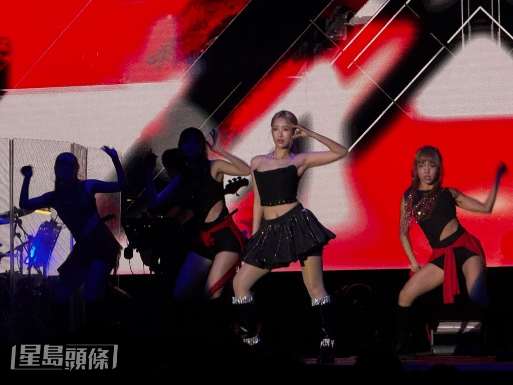 跳唱蔡依琳的《舞孃》及《麻煩彈開》等歌曲。