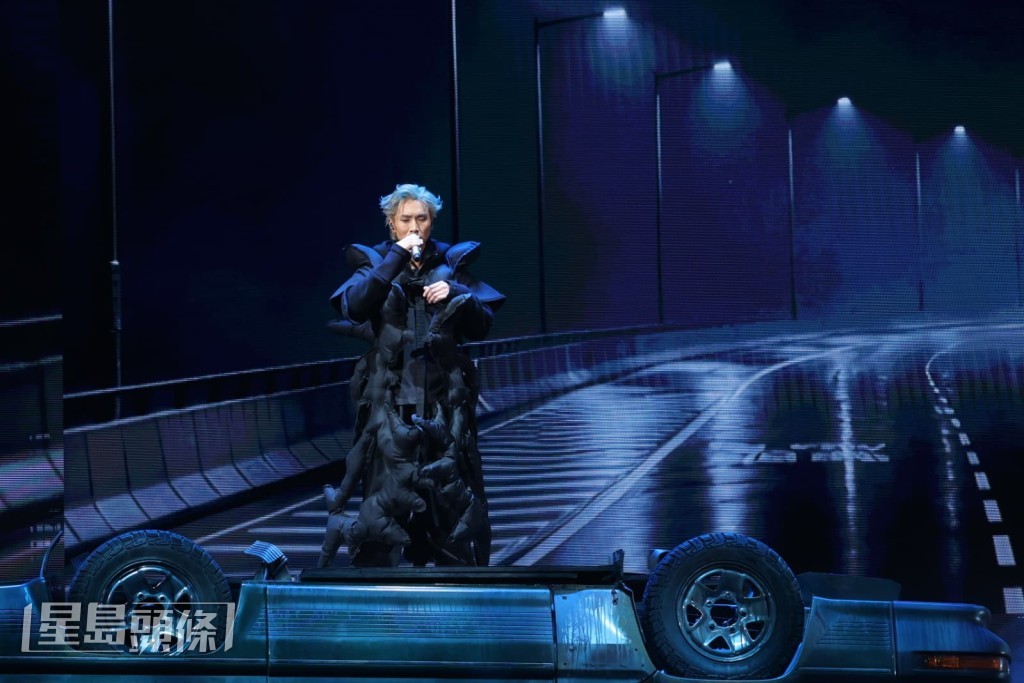 站在「失事」的車上唱出《命盡頭》。 站在「失事」的車上唱出《命盡頭》。