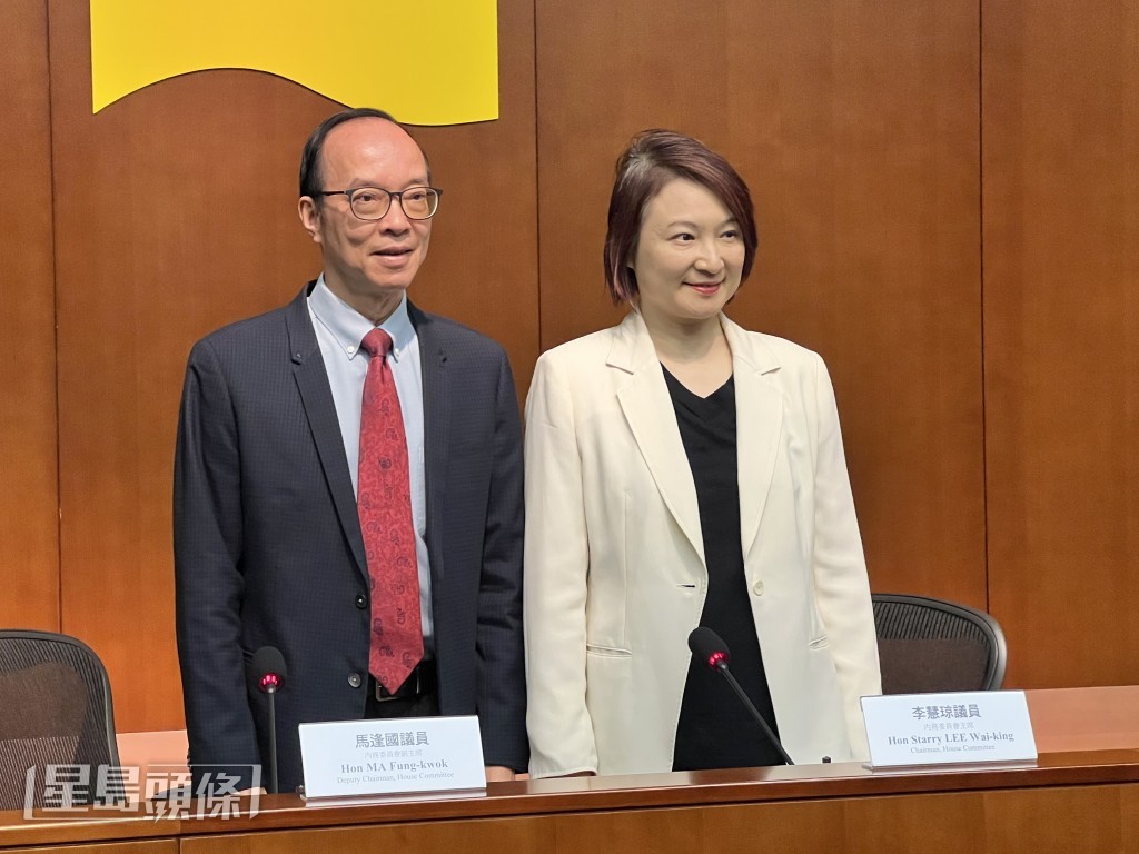 委員會副主席馬逢國(左)、內會主席李慧琼。郭詠欣攝