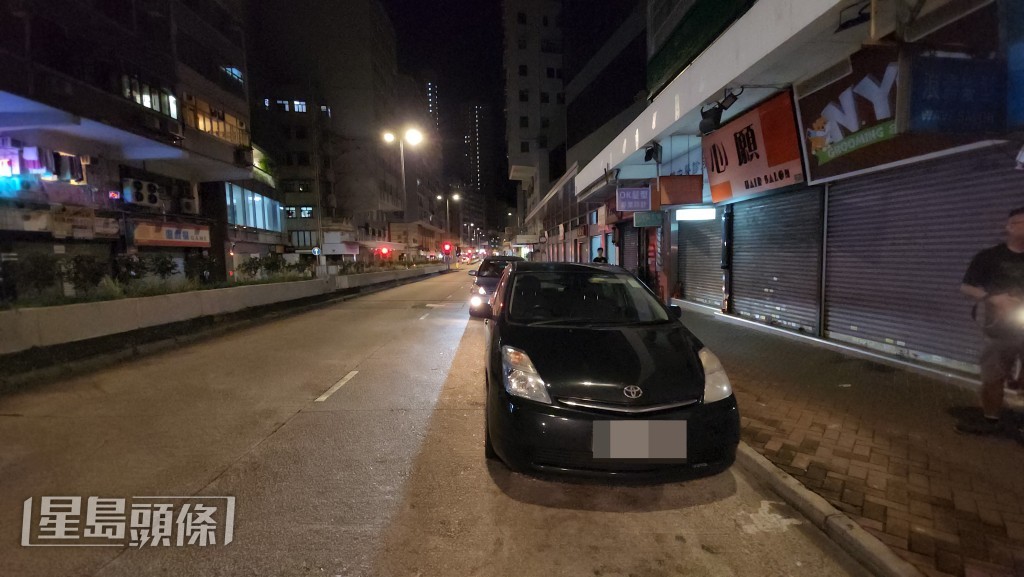 深水埗有私家車車廂燈起火。黎志偉攝