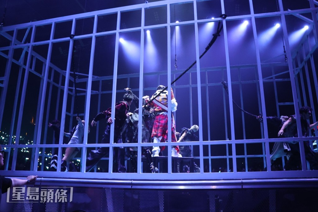 二人在铁笼中唱出《狂人日记》、《小心地滑》、《半》等歌曲。
