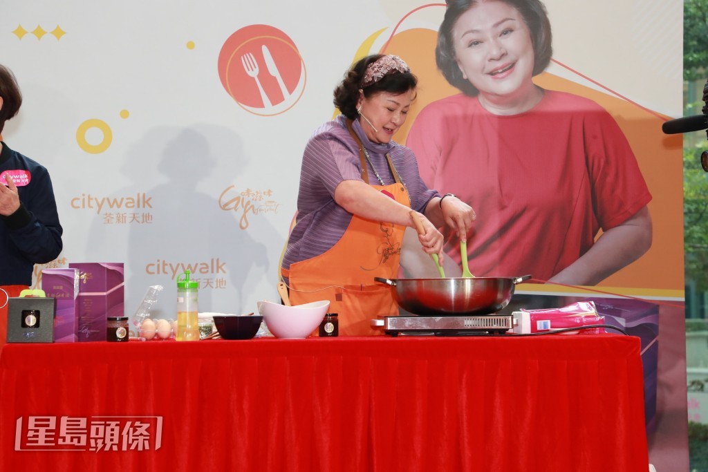 Gigi姐即場示範以她研發的調味醬炒飯。 Gigi姐即場示範以她研發的調味醬炒飯。