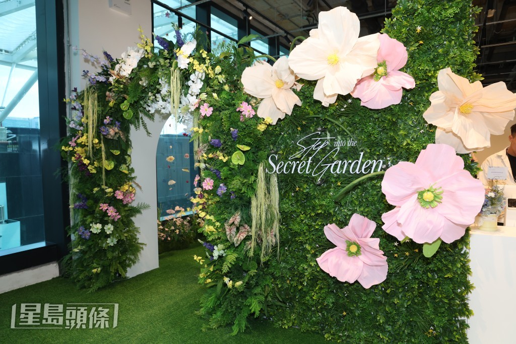  鄧麗欣首個個人畫展 「Step into the Secret Garden」。