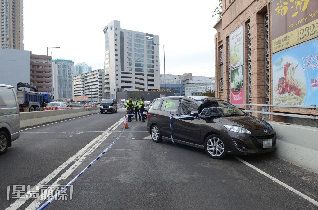 事件發生後，七人車衝前100米後撞壆停下。資料圖片