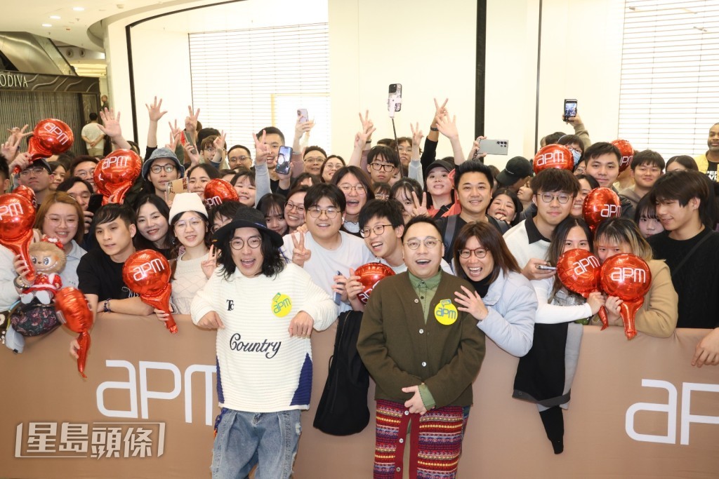 與現場觀眾一同迎接2026年。