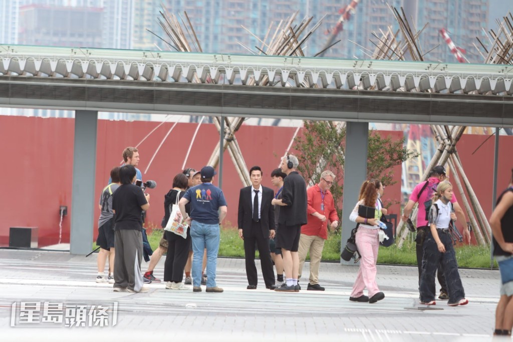 甄子丹脫下黑超,臉帶血跡,似乎正拍攝打鬥戲份。 甄子丹脫下黑超,臉帶血跡,似乎正拍攝打鬥戲份。