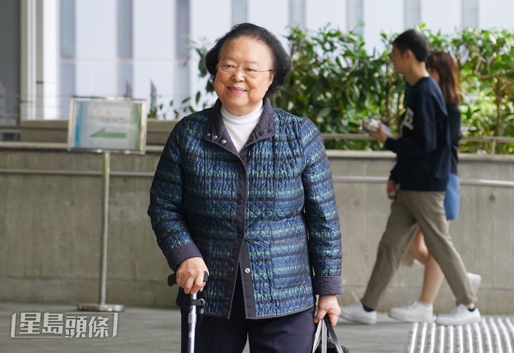基本法委員會前副主任譚惠珠為梁美芬簽署支持同意書。 基本法委員會前副主任譚惠珠為梁美芬簽署支持同意書。