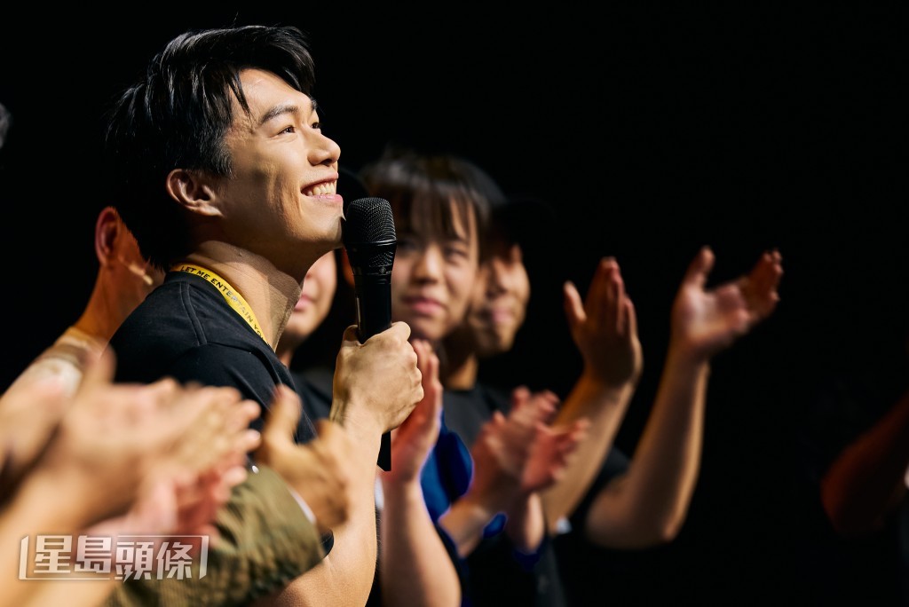 Will說:「我好榮幸,第一個參與嘅舞台劇就係同呢一班台前幕後嘅工作人員、同埋演員,一班咁正嘅人去合作。」 Will說:「我好榮幸,第一個參與嘅舞台劇就係同呢一班台前幕後嘅工作人員、同埋演員,一班咁正嘅人去合作。」