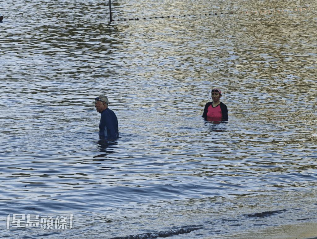 淺水灣平日有不少泳客游早上。黎志偉攝