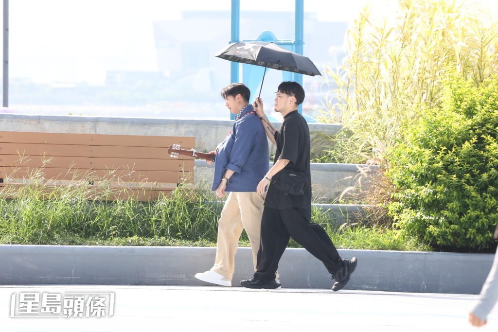 馮允謙穿上格仔恤衫，再配長袖外套。